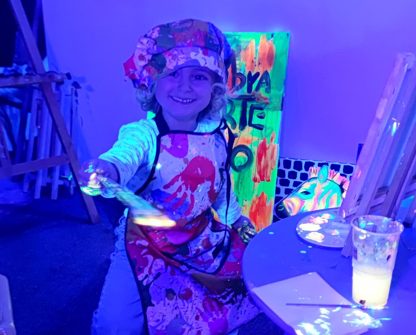 niños pintando riendo