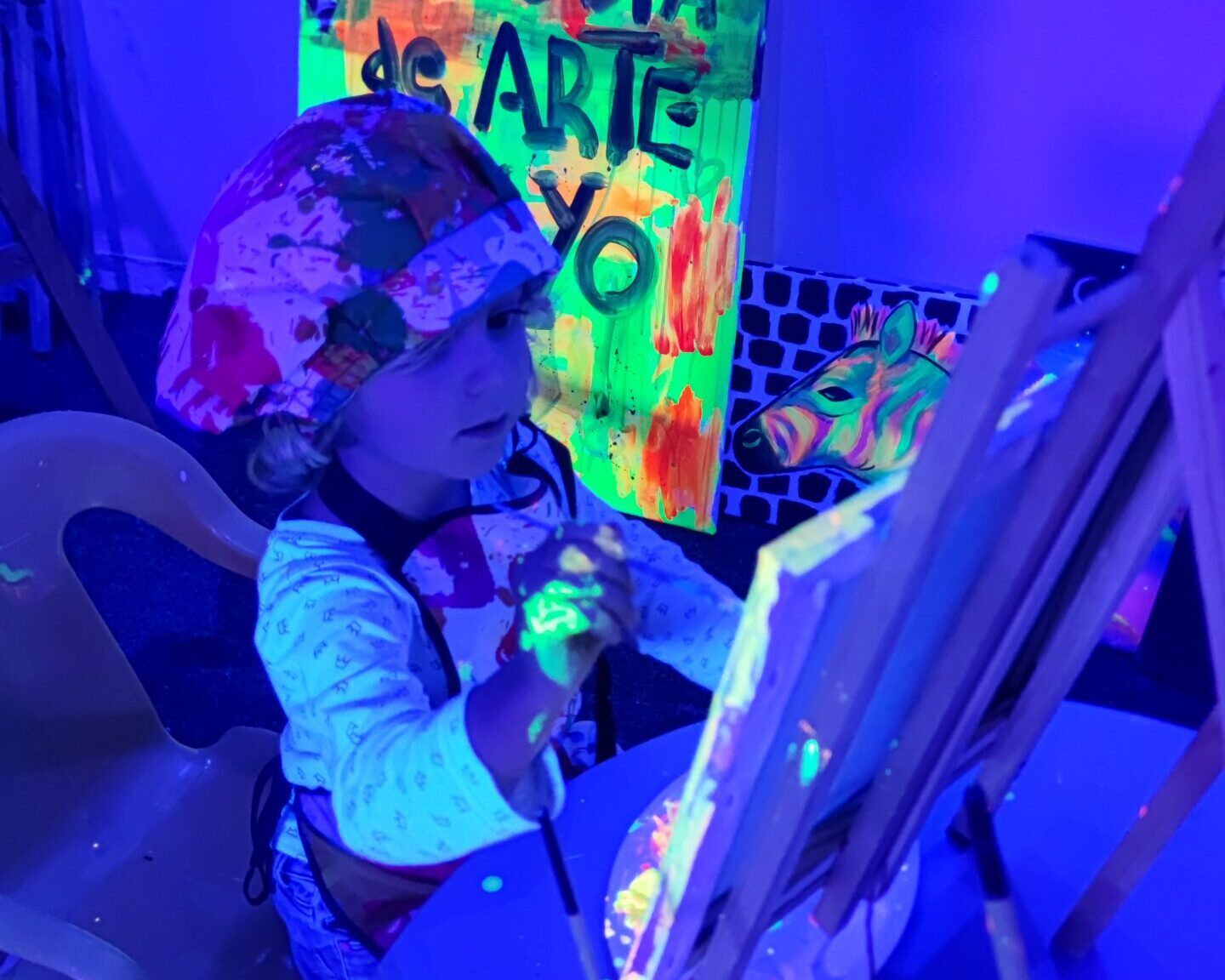 niños pintando