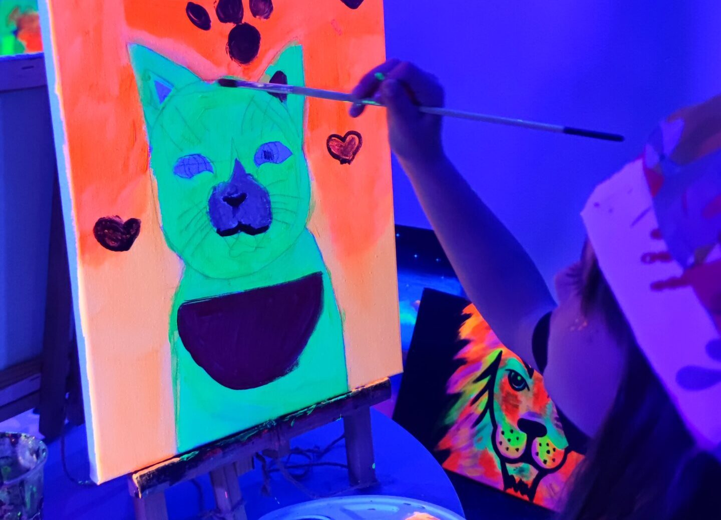 niños pintando un gato